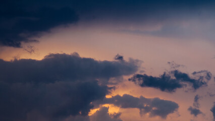 Orage pendant le coucher du soleil