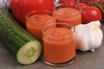 Verrines de gaspacho fait maison avec ses ingr&eacute;dients en gros plan