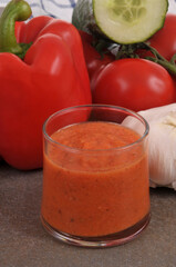 Verrine de gaspacho fait maison avec ses ingrédients en gros plan