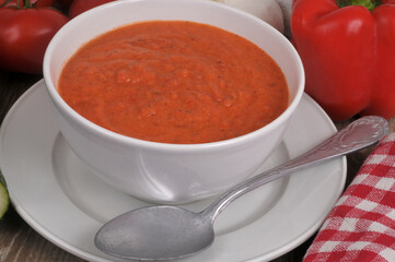 Bol de gaspacho fait maison avec une cuillère en gros plan