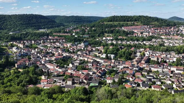 vue a&eacute;rienne des villes de Knutange et Nilvange dans la vall&eacute;e de la Fesch en Lorraine