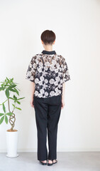 女性夏服のファッションコーディネート全身（縦向き）