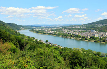 Aussichtspunkt am Rhein oberhalb von Rhens mit Blick auf Lahnstein in der Nähe von Koblenz im...