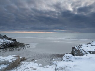 Obraz premium Winter beach rocky coast ocean horizon image