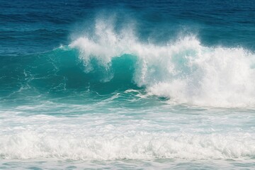 Naklejka premium Sea waves breaking with frothy surf
