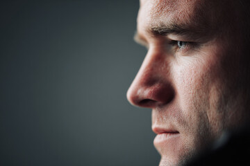 Obraz premium focused dispatcher portrait positioned on left side of frame with clean light gray background