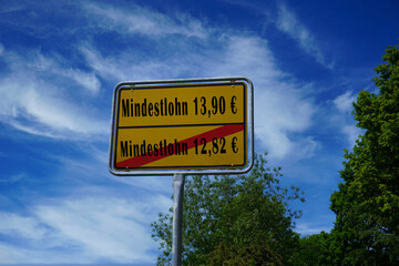 Hinweisschild Schild mit der Aufschrift Mindestlohn 13,90 Euro in Deutschland ab 2026