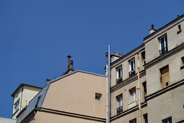 Immeuble parisien, derniers étages. Ciel bleu.