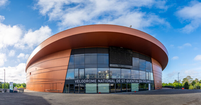 Montigny-le-Bretonneux, France - 29 juin 2025: Vue panoramique  ext&eacute;rieure du V&eacute;lodrome national de Saint-Quentin-en-Yvelines, situ&eacute; &agrave; Montigny-le-Bretonneux, dans le d&eacute;partement fran&ccedil;ais des Yvelines