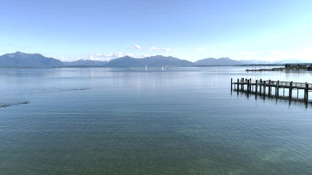 Wundervolle Sommerlandschaft am Chiemsee aus der Drohnenperspektive