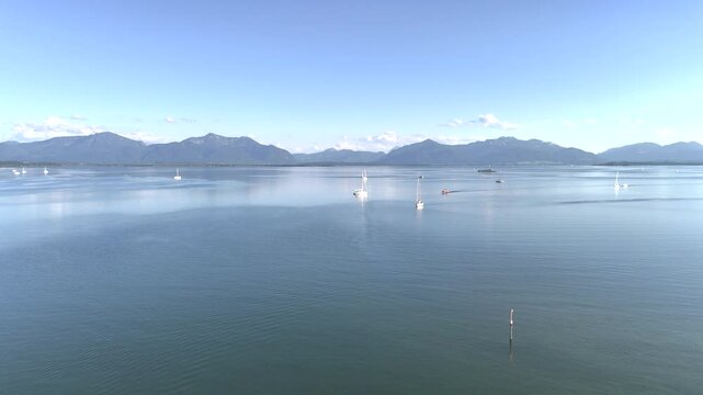 Wundervolle Sommerlandschaft am Chiemsee aus der Drohnenperspektive