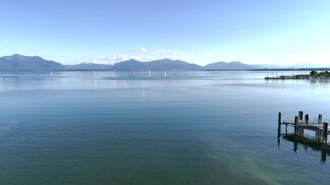 Wundervolle Sommerlandschaft am Chiemsee aus der Drohnenperspektive