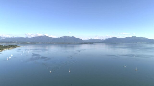 Wundervolle Sommerlandschaft am Chiemsee aus der Drohnenperspektive