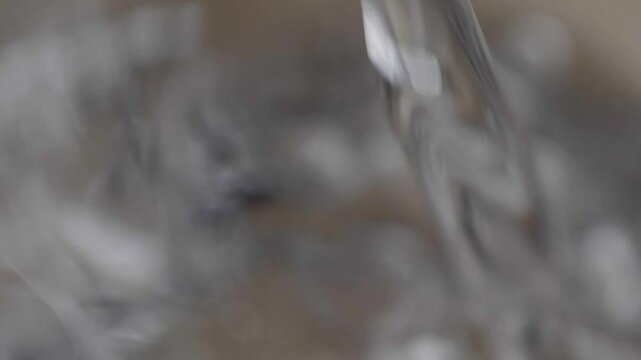 フルHD240pスーパースロー映像：ガラスコップに水を注ぐ、水面のアップ	