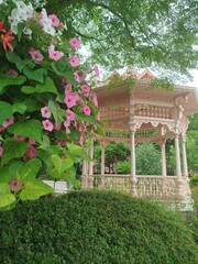 P&eacute;rgola rosa de madera 