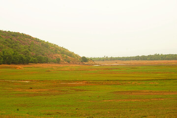 Obraz premium Panari waterfalls view point in Chaattisgarh is a waterfall sorrounded by hills in sakti district
