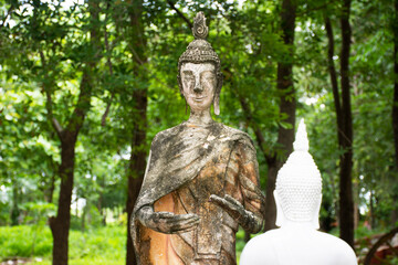 Obraz premium Ancient broken buddha statue in antique ruins building for thai people travelers travel visit respect praying and blessing mystery worship in Wat Phra Kaew temple at Chainat city in Chai Nat, Thailand