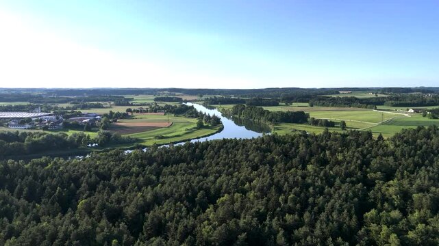 Wundervolle Sommerlandschaft am Chiemsee aus der Drohnenperspektive