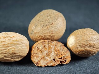 Isolated whole and cross-sectioned nutmeg seeds