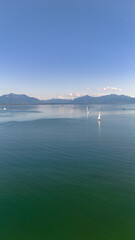 Wundervolle Sommerlandschaft am Chiemsee aus der Drohnenperspektive