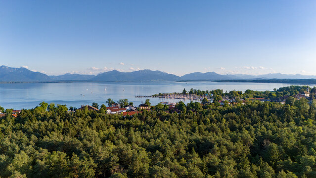 Wundervolle Sommerlandschaft am Chiemsee aus der Drohnenperspektive