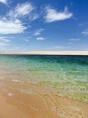 Os Lençóis Maranhenses são conhecidos por suas vastas extensões de dunas de areia branca intercaladas por lagoas de água doce cristalina, criadas pelas chuvas e lençóis freáticos. Essa imagem retrata 