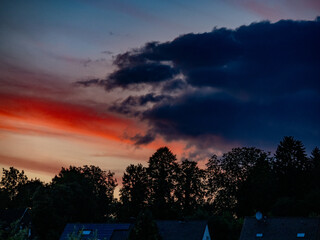 Schöner bunter Wolkenhimmel nach Sonnenuntergang