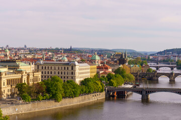 Obraz premium Panoramic view of Prague with Vltava River and historic bridges