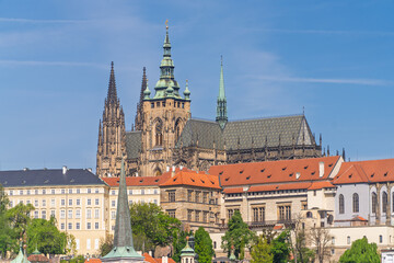 Obraz premium Prague Castle and St. Vitus Cathedral above Vltava River