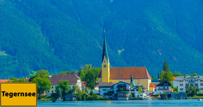 Tegernsee Schild mit Blick auf Kirche Rottach Egern