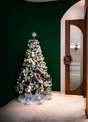 Christmas tree is at the entrance of the house