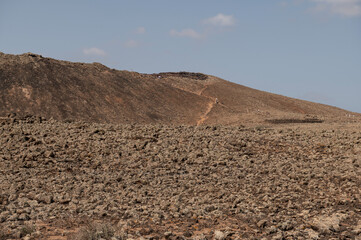 Sendero al Calderón Hondo con vistas a Montaña Colorada, La Oliva, Fuerteventura