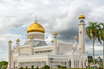 Omar Ali Saifuddien white Mosque with golden domes and minarets, Bandar Seri Begawan, Borneo, Sultanate Brunei Darussalam