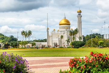 City central garden park of Omar Ali Saifuddien Mosque golden domes and minarets with flowers in the foreground, Bandar Seri Begawan, Borneo, Sultanate Brunei Darussalam
