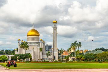 City central garden park of Omar Ali Saifuddien Mosque golden domes and minarets, Bandar Seri Begawan, Borneo, Sultanate Brunei Darussalam