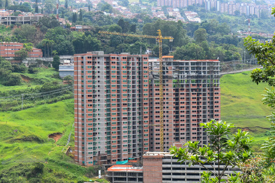 edificio en construccion en la ciudad de Medellin. foto tomada en junio de 2025 desde Colinas de calazans
