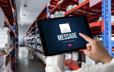 Obraz premium Email notification message showing on computer screen snugly. Digital marketing message information text from business to customer client