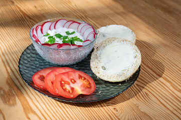 serek wiejski z rzodkiewką, pomidorem i bułką, Country cheese with radish, tomato and roll