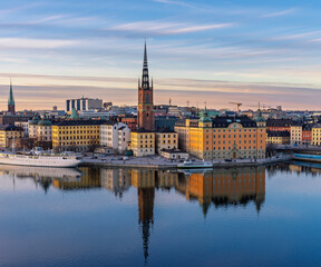 Obraz premium Sunset cityscape of Stockholm with Riddarholmen and Old Town waterfront