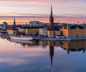 Obraz premium Sunset cityscape of Stockholm with Riddarholmen and Old Town waterfront