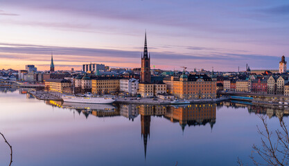 Obraz premium Sunset cityscape of Stockholm with Riddarholmen and Old Town waterfront