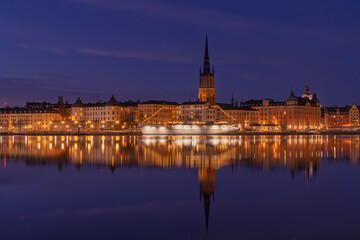 Obraz premium Night view of AF Chapman ship and Riddarholmen in Stockholm with reflections