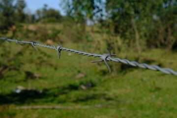 Arame em cerca no campo