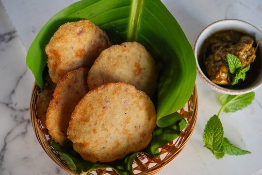 Kerala breakfast Ney pathal or pathiri  served with chicken curry- malabar Iftar foods