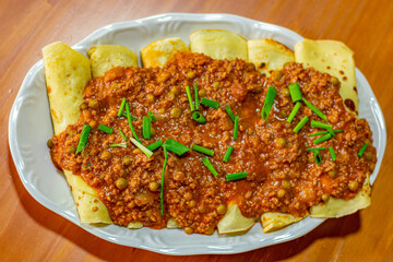 panquecas com carne em uma tigela branca