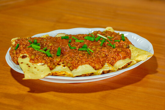 panqueca com molho vermelho