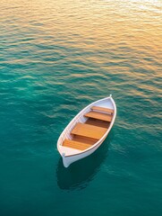 Obraz premium Small white boat floating on the surface of a body of water. the boat has a wooden deck and appears to be empty.