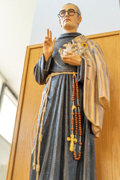 statue representing Saint Maximilian Kolbe in the church of Santa Clara in Chelas