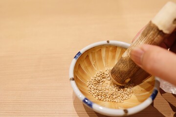 すり鉢とすりこぎでごまを擦る和食の調理風景