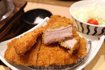 厚切り豚カツの断面アップとキャベツの盛り合わせ